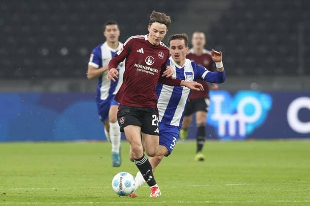 21 02 2025, xtgx, Soccer 2 Bundesliga, Hertha BSC Berlin 1 FC Nuernberg emspor, v l Caspar Jander Nuernberg, 20 , Michal Karbownik Hertha, 33 duel, fight, tackle DFL DFB REGULATIONS PROHIBIT ANY USE OF PHOTOGRAPHS as IMAGE SEQUENCES and or QUASI VIDEO Berlin