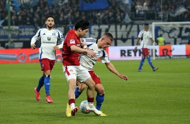 21 02 2025, xmohx, Soccer 2 Bundesliga, Hamburger SV 1 FC Kaiserslautern v l Daisuke Yokota 1 FC Kaiserslautern , Miro Muheim Hamburger SV DFL DFB REGULATIONS PROHIBIT ANY USE OF PHOTOGRAPHS as IMAGE SEQUENCES and or QUASI VIDEO Hamburg