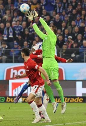 21 02 2025, xmohx, Soccer 2 Bundesliga, Hamburger SV 1 FC Kaiserslautern v l Maximilian Bauer 1 FC Kaiserslautern , Julian Krahl 1 FC Kaiserslautern , Davie Selke Hamburger SV DFL DFB REGULATIONS PROHIBIT ANY USE OF PHOTOGRAPHS as IMAGE SEQUENCES and or QUASI VIDEO Hamburg
