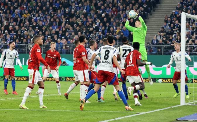 21 02 2025, xmohx, Soccer 2 Bundesliga, Hamburger SV 1 FC Kaiserslautern v l Davie Selke Hamburger SV , Ragnar Ache 1 FC Kaiserslautern , Julian Krahl 1 FC Kaiserslautern , DFL DFB REGULATIONS PROHIBIT ANY USE OF PHOTOGRAPHS as IMAGE SEQUENCES and or QUASI VIDEO Hamburg