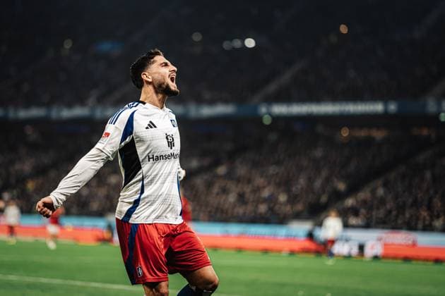 Soccer Men Season 2024 2025 2 Soccer Bundesliga 23 Matchday Hamburger SV vs 1 FC Kaiserslautern 21 02 2025 Ludovit Reis 14, HSV heats up the fans Hamburg Volksparkstadion Hamburg Germany