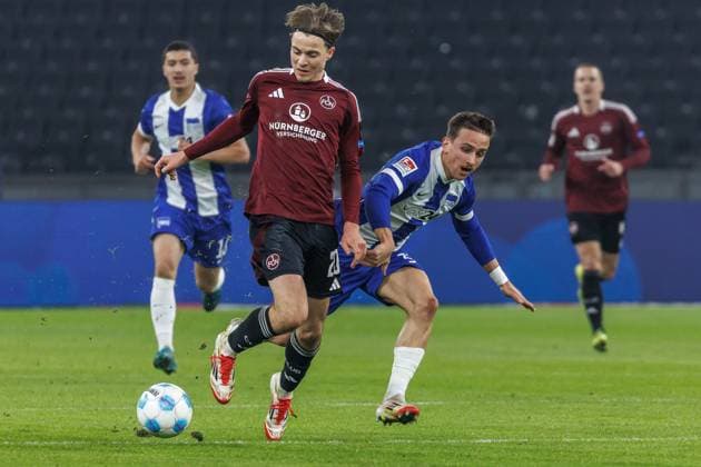 Berlin, 21 02 2025, Soccer, 2 Bundesliga, Matchday 23, Hertha BSC 1 FC Nuernberg, Olympiastadion Caspar Jander of FC Nuernberg fights for the ball against Berlins Michal Karbownik r DFL regulations and DFB regulations prohibit any use of photographs as image sequences and or quasi video, Foto Andreas Gora Hertha BSC 1 FC Nuernberg