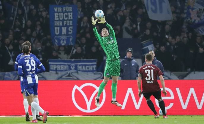 Goalkeeper Tjark Ernst catches the ball Single image Crop action Sport Soccer Football DFL 2 Bundesliga Men 23 Matchday Season 2024 2025 21 02 2025 Hertha BSC Berlin vs 1 FC Nürnberg FCN DFL regulations prohibit any use of photographs as image sequences and or quasi video