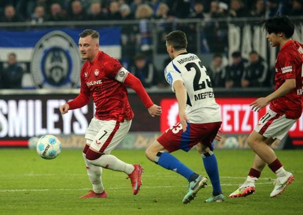 21 02 2025, xmohx, Soccer 2 Bundesliga, Hamburger SV 1 FC Kaiserslautern v l Marlon Ritter 1 FC Kaiserslautern , Jonas Meffert Hamburger SV , Daisuke Yokota 1 FC Kaiserslautern DFL DFB REGULATIONS PROHIBIT ANY USE OF PHOTOGRAPHS as IMAGE SEQUENCES and or QUASI VIDEO Hamburg