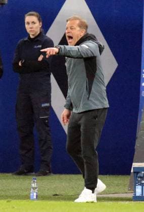 21 02 2025, xmohx, Soccer 2 Bundesliga, Hamburger SV 1 FC Kaiserslautern v l Coach Markus Anfang 1 FC Kaiserslautern gives instructions, gesticulates, gesticulate with arms gives instructions, gesticulate DFL DFB REGULATIONS PROHIBIT ANY USE OF PHOTOGRAPHS as IMAGE SEQUENCES and or QUASI VIDEO Hamburg