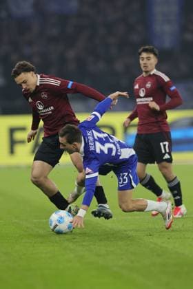 2 Soccer Bundesliga Hertha BSC 1 FC Nürnberg Derry Scherhant Hertha BSC Berlin 39 in a duel with Berkay Y lmaz Nürnberg 21 , right Jens Castrop Nürnberg 17 , during the match in the 2 Soccer Bundesliga Hertha BSC 1 FC Nürnberg in Berlin, Olympiastadion, on 21 02 2025 DFB regulations prohibit any use of photographs as image sequences and or quasi video Copyright: xBEAUTIFULxSPORTS Frankex