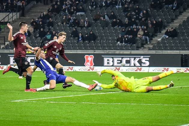 Soccer 2 Bundesliga, Hertha BSC Berlin 1 FC Nürnberg 21 02 2025, xdanx, Soccer 2 Bundesliga, Hertha BSC Berlin 1 FC Nürnberg v l Florian Niederlechner Hertha BSC 7 ,Jan Reichert 1 FC Nuernberg 1 Zweikampf, Duell, Kampf, tackle DFL DFB REGULATIONS PROHIBIT ANY USE OF PHOTOGRAPHS as IMAGE SEQUENCES and or QUASI VIDEO Daniel Lakomski Mix1 Berlin Olympiastadion Berlin Germany DEU Copyright: xDanielxLakomskix