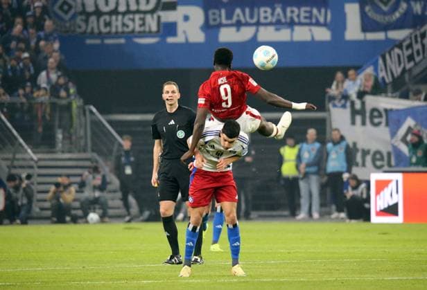 21 02 2025, xmohx, Soccer 2 Bundesliga, Hamburger SV 1 FC Kaiserslautern v l Daniel Elfadli Hamburger SV , Ragnar Ache 1 FC Kaiserslautern DFL DFB REGULATIONS PROHIBIT ANY USE OF PHOTOGRAPHS as IMAGE SEQUENCES and or QUASI VIDEO Hamburg