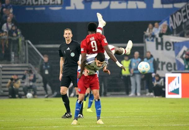 21 02 2025, xmohx, Soccer 2 Bundesliga, Hamburger SV 1 FC Kaiserslautern v l Daniel Elfadli Hamburger SV , Ragnar Ache 1 FC Kaiserslautern DFL DFB REGULATIONS PROHIBIT ANY USE OF PHOTOGRAPHS as IMAGE SEQUENCES and or QUASI VIDEO Hamburg