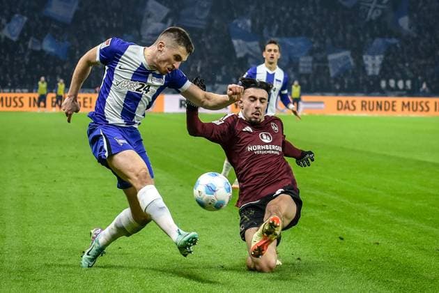 Soccer 2 Bundesliga, Hertha BSC Berlin 1 FC Nürnberg 21 02 2025, xdanx, Soccer 2 Bundesliga, Hertha BSC Berlin 1 FC Nürnberg v l Jonjoe Kenny Hertha BSC 16 ,Berkay YÄ±lmaz 1 FC Nuernberg 21 Zweikampf, Duell, Kampf, tackle DFL DFB REGULATIONS PROHIBIT ANY USE OF PHOTOGRAPHS as IMAGE SEQUENCES and or QUASI VIDEO Daniel Lakomski Mix1 Berlin Olympiastadion Berlin Germany DEU Copyright: xDanielxLakomskix