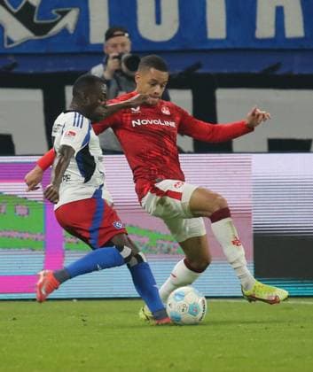 21 02 2025, xmohx, Soccer 2 Bundesliga, Hamburger SV 1 FC Kaiserslautern v l Jean Luc Dompe Hamburger SV , Jan Gyamerah 1 FC Kaiserslautern , DFL DFB REGULATIONS PROHIBIT ANY USE OF PHOTOGRAPHS as IMAGE SEQUENCES and or QUASI VIDEO Hamburg
