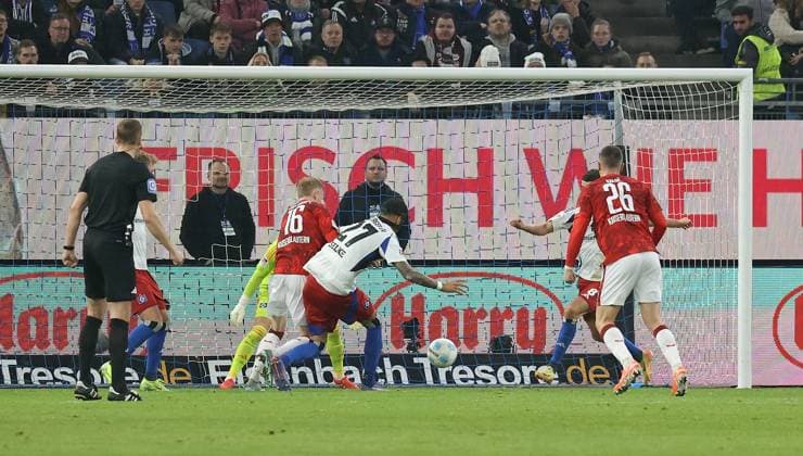 21 02 2025, xmohx, Soccer 2 Bundesliga, Hamburger SV 1 FC Kaiserslautern v l Tim Breithaupt 1 FC Kaiserslautern , Davie Selke Hamburger SV , Filip Kaloc 1 FC Kaiserslautern DFL DFB REGULATIONS PROHIBIT ANY USE OF PHOTOGRAPHS as IMAGE SEQUENCES and or QUASI VIDEO Hamburg