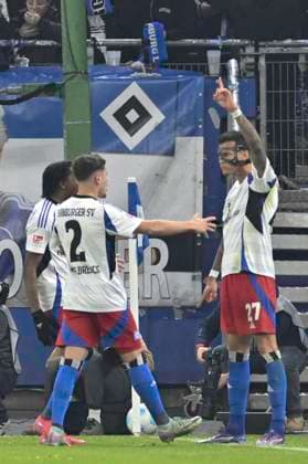 GER; 2. FBL,, Hamburger SV vs 1.FC Kaiserslautern 21.02.2025, Volksparkstadion, Hamburg, GER; 2. FBL, Hamburger SV vs 1.FC Kaiserslautern im Bild Davie Selke (Hamburg 27) schiesst das Tor zum 1-0 fuer Hamburg und jubelt mit der Mannschaft nordphotoxGmbH xWitke nph00002