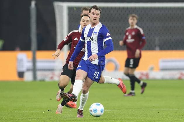 21 02 2025, xtgx, Soccer 2 Bundesliga, Hertha BSC Berlin 1 FC Nuernberg emspor, v l Pascal Klemens Hertha, 41 am Ball, plays the ball DFL DFB REGULATIONS PROHIBIT ANY USE OF PHOTOGRAPHS as IMAGE SEQUENCES and or QUASI VIDEO Berlin