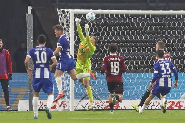 21 02 2025, xtgx, Fußball 2 Bundesliga, Hertha BSC Berlin 1 FC Nuernberg emspor, v l Jan Reichert Nuernberg, 1 Parade, haelt den Ball, faengt den Ball, pariert DFL DFB REGULATIONS PROHIBIT ANY USE OF PHOTOGRAPHS as IMAGE SEQUENCES and or QUASI VIDEO Berlin