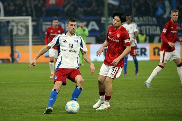 21 02 2025, xmohx, Soccer 2 Bundesliga, Hamburger SV 1 FC Kaiserslautern v l Jonas Meffert Hamburger SV , Daisuke Yokota 1 FC Kaiserslautern DFL DFB REGULATIONS PROHIBIT ANY USE OF PHOTOGRAPHS as IMAGE SEQUENCES and or QUASI VIDEO Hamburg