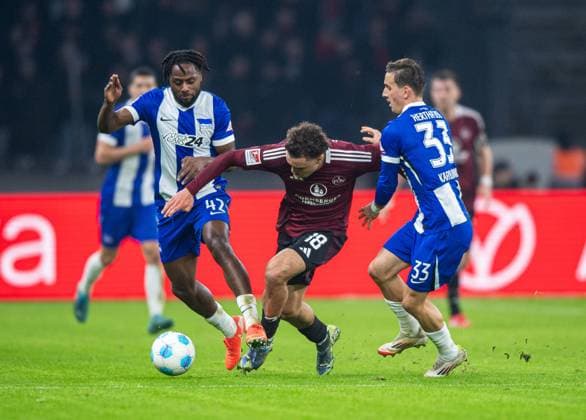 Soccer, Men, Season 2024 2025, 2 Bundesliga 23 Matchday , Hertha BSC 1 FC Nürnberg, v l Deyovaisio Zeefuik Hertha BSC , Rafael Lubach Nürnberg , Michal Karbownik Hertha BSC , 21 02 2025, Copyright: xSebastianxRäppold MatthiasxKochx