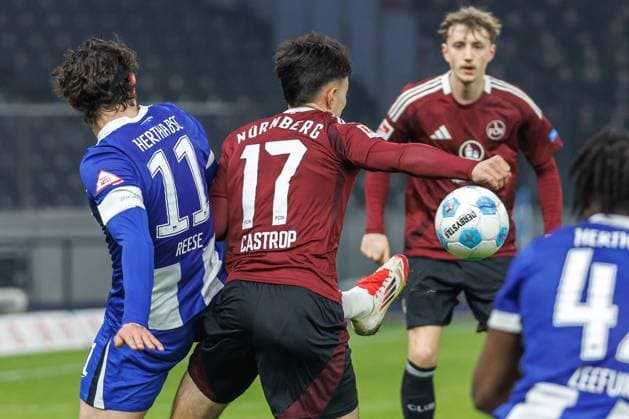 Berlin, 21 02 2025, Soccer, 2 Bundesliga, Matchday 23, Hertha BSC 1 FC Nuernberg, Olympiastadion Berlins Fabian Reese l fights against Jens Castrop of FC Nuernberg for the ball DFL regulations and DFB regulations prohibit any use of photographs as image sequences and or quasi video, Foto Andreas Gora Hertha BSC 1 FC Nuernberg