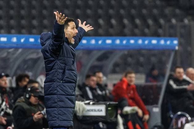 Berlin, 21 02 2025, Soccer, 2 Bundesliga, Matchday 23, Hertha BSC 1 FC Nuernberg, Olympiastadion Coach Stefan Leitl of Hertha BSC shouts gesticulating something to his team DFL regulations and DFB regulations prohibit any use of photographs as image sequences and or quasi video, Foto Andreas Gora Hertha BSC 1 FC Nuernberg
