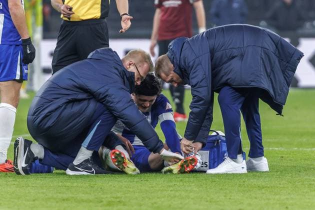 Berlin, 21 02 2025, Soccer, 2 Bundesliga, Matchday 23, Hertha BSC 1 FC Nuernberg, Olympiastadion Berlins Fabian Reese is treated after injury DFL regulations and DFB regulations prohibit any use of photographs as image sequences and or quasi video, Foto Andreas Gora Hertha BSC 1 FC Nuernberg