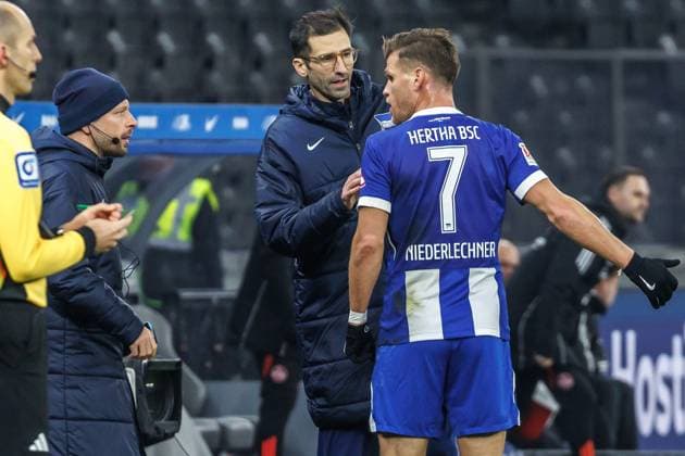 Berlin, 21 02 2025, Soccer, 2 Bundesliga, Matchday 23, Hertha BSC 1 FC Nuernberg, Olympiastadion Co coach Andre Mijatovic of Hertha BSC talks to Florian Niederlechner r DFL regulations and DFB regulations prohibit any use of photographs as image sequences and or quasi video, Foto Andreas Gora Hertha BSC 1 FC Nuernberg