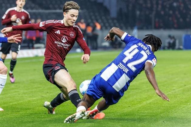 Berlin, 21 02 2025, Soccer, 2 Bundesliga, Matchday 23, Hertha BSC 1 FC Nuernberg, Olympiastadion Caspar Jander of FC Nuernberg fights for the ball against Berlins Deyovaisio Zeefuik r DFL regulations and DFB regulations prohibit any use of photographs as image sequences and or quasi video, Foto Andreas Gora Hertha BSC 1 FC Nuernberg