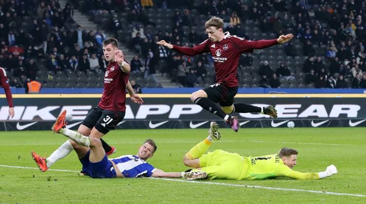 Robin Knoche, Florian Niederlechner, Tim Drexler, goalkeeper Jan Reichert duel Match scene Action Sport Soccer Football DFL 2 Bundesliga Men 23 Matchday Season 2024 2025 21 02 2025 Hertha BSC Berlin vs 1 FC Nürnberg FCN DFL regulations prohibit any use of photographs as image sequences and or quasi video