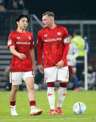 21 02 2025, xmohx, Fussball 2 Bundesliga, Hamburger SV 1 FC Kaiserslautern v l Daisuke Yokota 1 FC Kaiserslautern , Marlon Ritter 1 FC Kaiserslautern enttaeuscht, enttaeuscht Blickend, dissapointed DFL DFB REGULATIONS PROHIBIT ANY USE OF PHOTOGRAPHS as IMAGE SEQUENCES and or QUASI VIDEO Hamburg