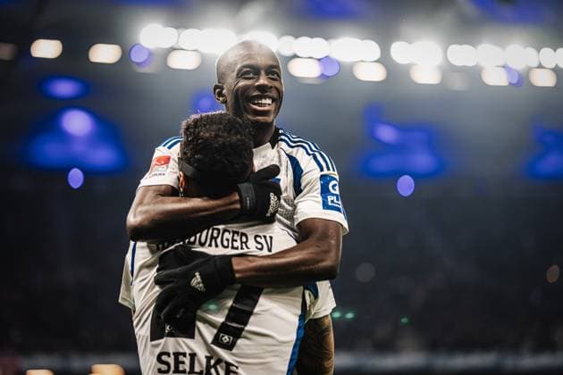 Soccer Men Season 2024 2025 2 Soccer Bundesliga 23 Matchday Hamburger SV vs 1 FC Kaiserslautern 21 02 2025 Jean Luc Dompe 7, HSV is lifted into the air by Davie Selke 27, HSV, the goal is disallowed by VAR video evidence Hamburg Volksparkstadion Hamburg Germany