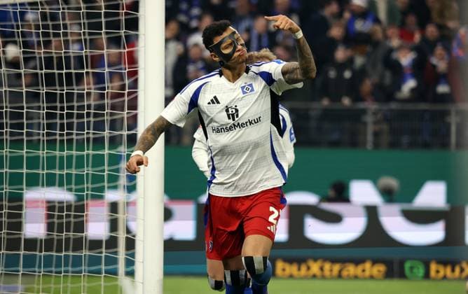 21 02 2025, xmohx, Fussball 2 Bundesliga, Hamburger SV 1 FC Kaiserslautern v l Davie Selke Hamburger SV celebrate the goal, Der Torjubel zum abseitstor DFL DFB REGULATIONS PROHIBIT ANY USE OF PHOTOGRAPHS as IMAGE SEQUENCES and or QUASI VIDEO Hamburg