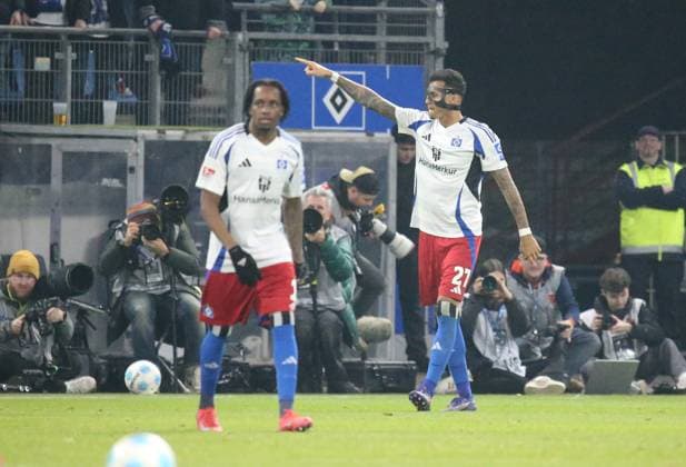 21 02 2025, xmohx, Fussball 2 Bundesliga, Hamburger SV 1 FC Kaiserslautern v l Davie Selke Hamburger SV celebrate the goal, Der Torjubel zum abseitstor DFL DFB REGULATIONS PROHIBIT ANY USE OF PHOTOGRAPHS as IMAGE SEQUENCES and or QUASI VIDEO Hamburg