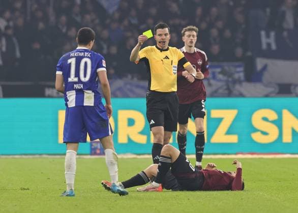 21 02 2025 Soccer Season 2024 2025 2 Soccer Bundesliga 23 Matchday Hertha BSC Berlin HBSC 1 FC Nuremberg FCN Club Sportfoto Zink DaMa xdaxmax DFL regulations prohibit any use of photographs as image sequences and or quasi video only for editorial use Ibrahim Maza 10, Hertha BSC Berlin sees yellow card from Harm Osmers referee Yellow