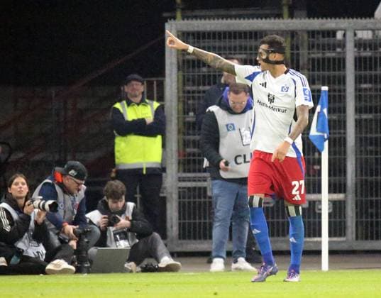 21 02 2025, xmohx, Soccer 2 Bundesliga, Hamburger SV 1 FC Kaiserslautern v l Davie Selke Hamburger SV abseitstor DFL DFB REGULATIONS PROHIBIT ANY USE OF PHOTOGRAPHS as IMAGE SEQUENCES and or QUASI VIDEO Hamburg