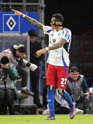 21 02 2025, xmohx, Soccer 2 Bundesliga, Hamburger SV 1 FC Kaiserslautern v l Davie Selke Hamburger SV abseitstor DFL DFB REGULATIONS PROHIBIT ANY USE OF PHOTOGRAPHS as IMAGE SEQUENCES and or QUASI VIDEO Hamburg
