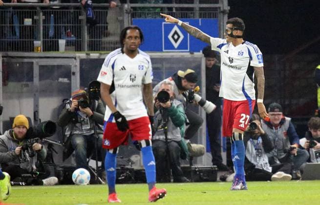 21 02 2025, xmohx, Soccer 2 Bundesliga, Hamburger SV 1 FC Kaiserslautern v l Davie Selke Hamburger SV abseitstor DFL DFB REGULATIONS PROHIBIT ANY USE OF PHOTOGRAPHS as IMAGE SEQUENCES and or QUASI VIDEO Hamburg