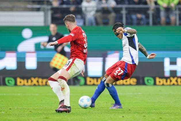 Davie Selke Hamburger SV scores with this shot past Jan Elvedi 1 FC Kaiserslautern to make it 2 0, 2 Bundesliga, Hamburger SV vs 1 FC Kaiserslautern, Volksparkstadion, February 21, 2025 in Hamburg, Germany Photo by Marco Steinbrenner DeFodi Images Davie Selke Hamburger SV scores with this shot past Jan Elvedi 1 FC Kaiserslautern to make it 2 0, 2 Bundesliga, Hamburger SV vs 1 FC Kaiserslautern, Volksparkstadion, February 21, 2025 in Hamburg, Germany Photo by Marco Steinbrenner DeFodi Images DFB DFL REGULATIONS PROHIBIT ANY USE OF PHOTOGRAPHS AS IMAGE SEQUENCES AND OR QUASI VIDEO