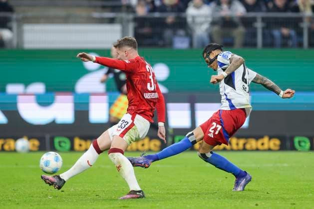 Davie Selke Hamburger SV scores with this shot past Jan Elvedi 1 FC Kaiserslautern to make it 2 0, 2 Bundesliga, Hamburger SV vs 1 FC Kaiserslautern, Volksparkstadion, February 21, 2025 in Hamburg, Germany Photo by Marco Steinbrenner DeFodi Images Davie Selke Hamburger SV scores with this shot past Jan Elvedi 1 FC Kaiserslautern to make it 2 0, 2 Bundesliga, Hamburger SV vs 1 FC Kaiserslautern, Volksparkstadion, February 21, 2025 in Hamburg, Germany Photo by Marco Steinbrenner DeFodi Images DFB DFL REGULATIONS PROHIBIT ANY USE OF PHOTOGRAPHS AS IMAGE SEQUENCES AND OR QUASI VIDEO