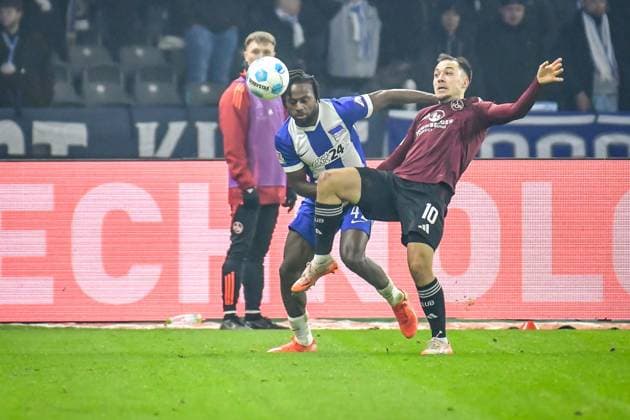 Soccer 2 Bundesliga, Hertha BSC Berlin 1 FC Nuremberg 21 02 2025, xdanx, Soccer 2 Bundesliga, Hertha BSC Berlin 1 FC Nuremberg v l Deyovaisio Zeefuik Hertha BSC 42 ,Julian Justvan 1 FC Nuremberg 10 Zweikampf, duel, fight, tackle DFL DFB REGULATIONS PROHIBIT ANY USE OF PHOTOGRAPHS as IMAGE SEQUENCES and or QUASI VIDEO Daniel Lakomski Mix1 Berlin Olympiastadion Berlin Germany DEU Copyright: xDanielxLakomskix