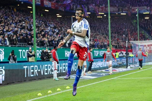 Davie Selke Hamburger SV celebrates his goal for 2 0, 2 Bundesliga, Hamburger SV vs 1 FC Kaiserslautern, Volksparkstadion, February 21, 2025 in Hamburg, Germany Photo by Marco Steinbrenner DeFodi Images Davie Selke Hamburger SV celebrates after scoring his teams second goal, 2 Bundesliga, Hamburger SV vs 1 FC Kaiserslautern, Volksparkstadion, February 21, 2025 in Hamburg, Germany Photo by Marco Steinbrenner DeFodi Images DFB DFL REGULATIONS PROHIBIT ANY USE OF PHOTOGRAPHS AS IMAGE SEQUENCES AND OR QUASI VIDEO