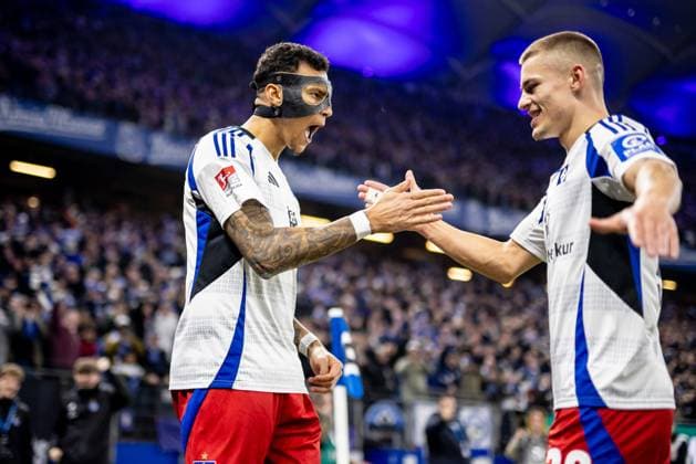 Hamburg, February 21, 2025 Soccer, 2 Bundesliga 2024 25, Hamburger SV 1 FC Kaiserslautern Davie Selke Hamburger SV, 27 and Miro Muheim Hamburger SV, 28 celebrate scoring the 2 0 DFL REGULATIONS PROHIBIT ANY USE OF PHOTOGRAPHS AS IMAGE SEQUENCES AND OR QUASI VIDEO