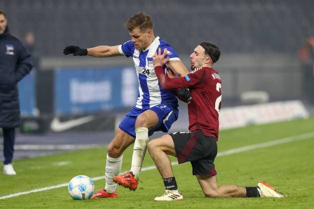 21 02 2025, xtgx, Fußball 2 Bundesliga, Hertha BSC Berlin 1 FC Nuernberg emspor, v l Florian Niederlechner Hertha, 7 , Berkay Yilmaz Nuernberg, 21 Zweikampf, Duell, Kampf, tackle DFL DFB REGULATIONS PROHIBIT ANY USE OF PHOTOGRAPHS as IMAGE SEQUENCES and or QUASI VIDEO Berlin
