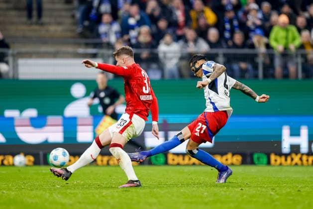 Hamburg, February 21, 2025 Football, 2 Bundesliga 2024 25, Hamburger SV 1 FC Kaiserslautern Davie Selke Hamburger SV, 27 scores 2 0 DFL REGULATIONS PROHIBIT ANY USE OF PHOTOGRAPHS AS IMAGE SEQUENCES AND OR QUASI VIDEO