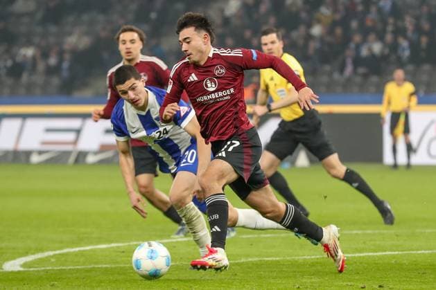 21 02 2025, xtgx, Fußball 2 Bundesliga, Hertha BSC Berlin 1 FC Nuernberg emspor, v l Ibrahim Maza Hertha, 10 , Jens Castrop Nuernberg, 17 Zweikampf, Duell, Kampf, tackle DFL DFB REGULATIONS PROHIBIT ANY USE OF PHOTOGRAPHS as IMAGE SEQUENCES and or QUASI VIDEO Berlin