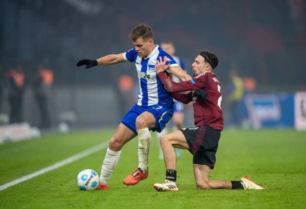 Soccer, Men, Season 2024 2025, 2 Bundesliga 23 Matchday , Hertha BSC 1 FC Nürnberg, v l Florian Niederlechner Hertha BSC , Berkay Yilmaz Nürnberg , 21 02 2025, Copyright: xSebastianxRäppold MatthiasxKochx