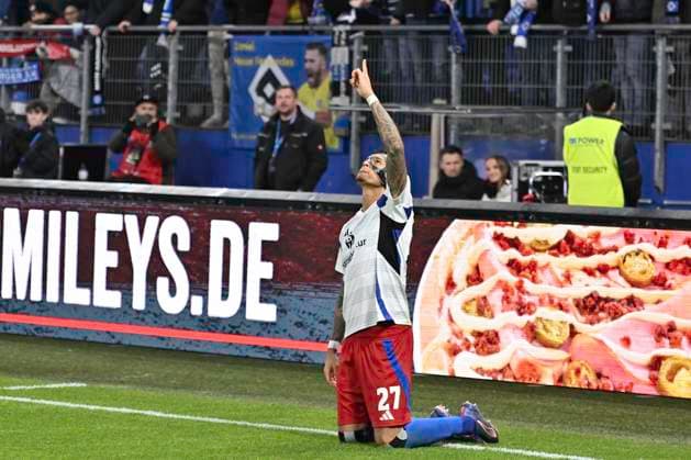 GER 2 FBL,, Hamburger SV vs 1 FC Kaiserslautern 21 02 2025, Volksparkstadion, Hamburg, GER 2 FBL, Hamburger SV vs 1 FC Kaiserslautern in picture Davie Selke Hamburg 27 shoots the goal to 2 0 for Hamburg and cheers to the sky nordphotoxGmbH xWitke nph00002