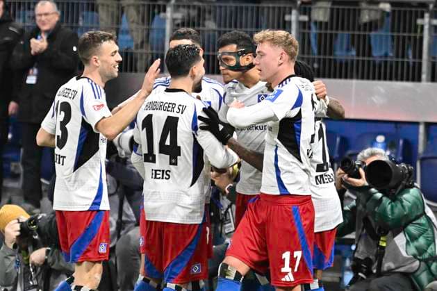 GER 2 FBL,, Hamburger SV vs 1 FC Kaiserslautern 21 02 2025, Volksparkstadion, Hamburg, GER 2 FBL, Hamburger SV vs 1 FC Kaiserslautern in the picture Davie Selke Hamburg 27 scores the goal to make it 2 0 for Hamburg and cheers with the team nordphotoxGmbH xWitke nph00002