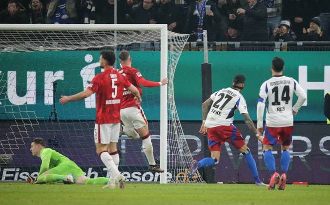 21 02 2025, xmohx, Fussball 2 Bundesliga, Hamburger SV 1 FC Kaiserslautern v l Julian Krahl 1 FC Kaiserslautern , Davie Selke Hamburger SV Goal scored, scores the goal to 2 0 DFL DFB REGULATIONS PROHIBIT ANY USE OF PHOTOGRAPHS as IMAGE SEQUENCES and or QUASI VIDEO Hamburg