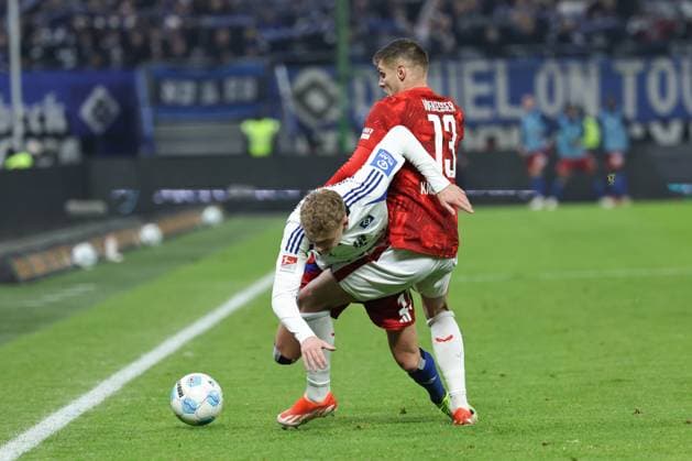 GER,Hamburg, HSV , 2 Bundesliga , Football, DFB, Hamburger SV vs 1 FC Kaiserslautern , im Hamburger Volksparkstadion , 21 02 2025 , v l Adam Karabec Hamburger SV , 17 , Erik Wekesser 1 FC Kaiserslautern , 13 DFL regulations prohibit any use of photographs as image sequences and or quasi video Copyright: HMBxMedia FernandoxSoares