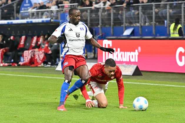 GER; 2. FBL,, Hamburger SV vs 1.FC Kaiserslautern 21.02.2025, Volksparkstadion, Hamburg, GER; 2. FBL, Hamburger SV vs 1.FC Kaiserslautern im Bild Jean-Luc Dompe (Hamburg 07) versucht sich gegen Jan Gyamerah (Kaiserslautern 32) durchzusetzen nordphotoxGmbH xWitke nph00002