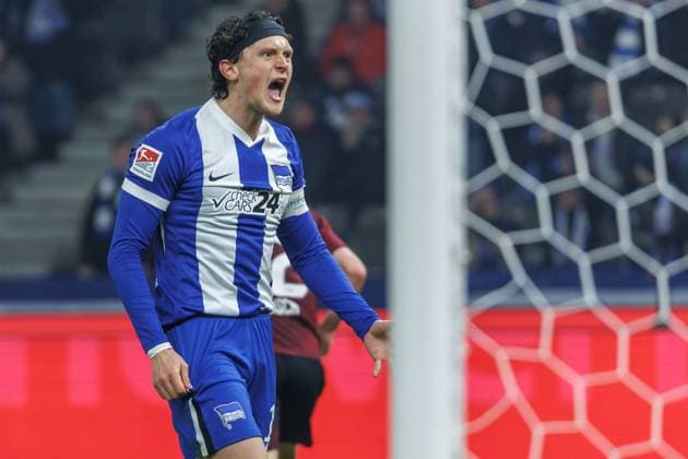 Berlin, 21 02 2025, Soccer, 2 Bundesliga, Matchday 23, Hertha BSC 1 FC Nuernberg, Olympiastadion Berlins Fabian Reese calls something DFL regulations and DFB regulations prohibit any use of photographs as image sequences and or quasi video, Foto Andreas Gora Hertha BSC 1 FC Nuernberg
